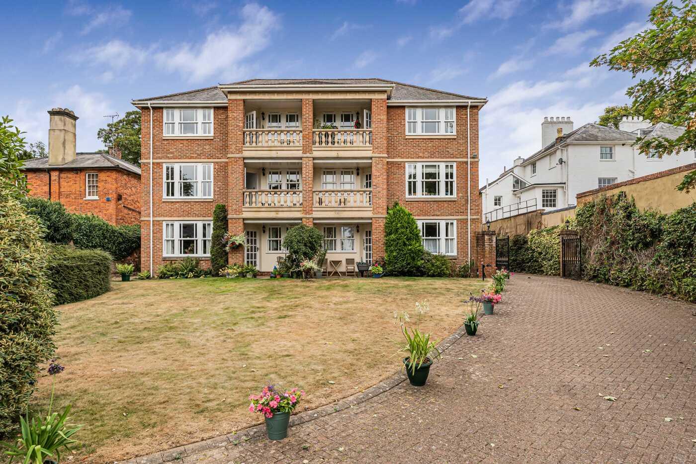 2 bed property in Remenham Hill, Henley-On-Thames
